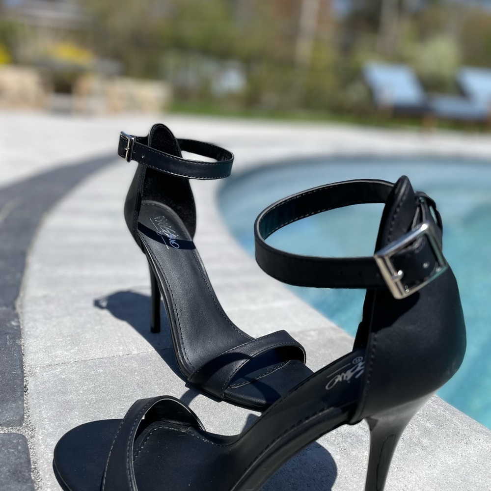 Black heels - Picture 2 of 3
